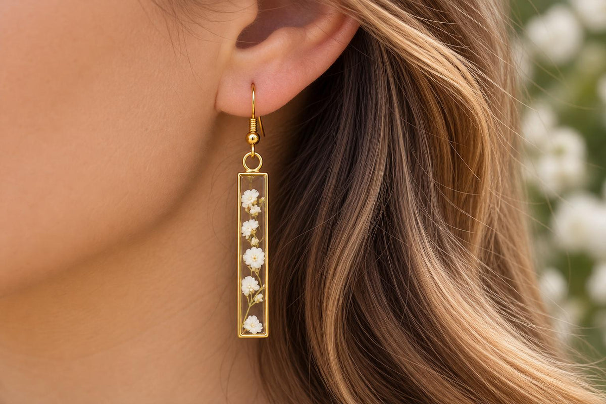 Handmade minimalist Earrings. Made with pressed Queen Anne’s Lace flowers. Hypoallergenic Earrings. 14K gold Plated.