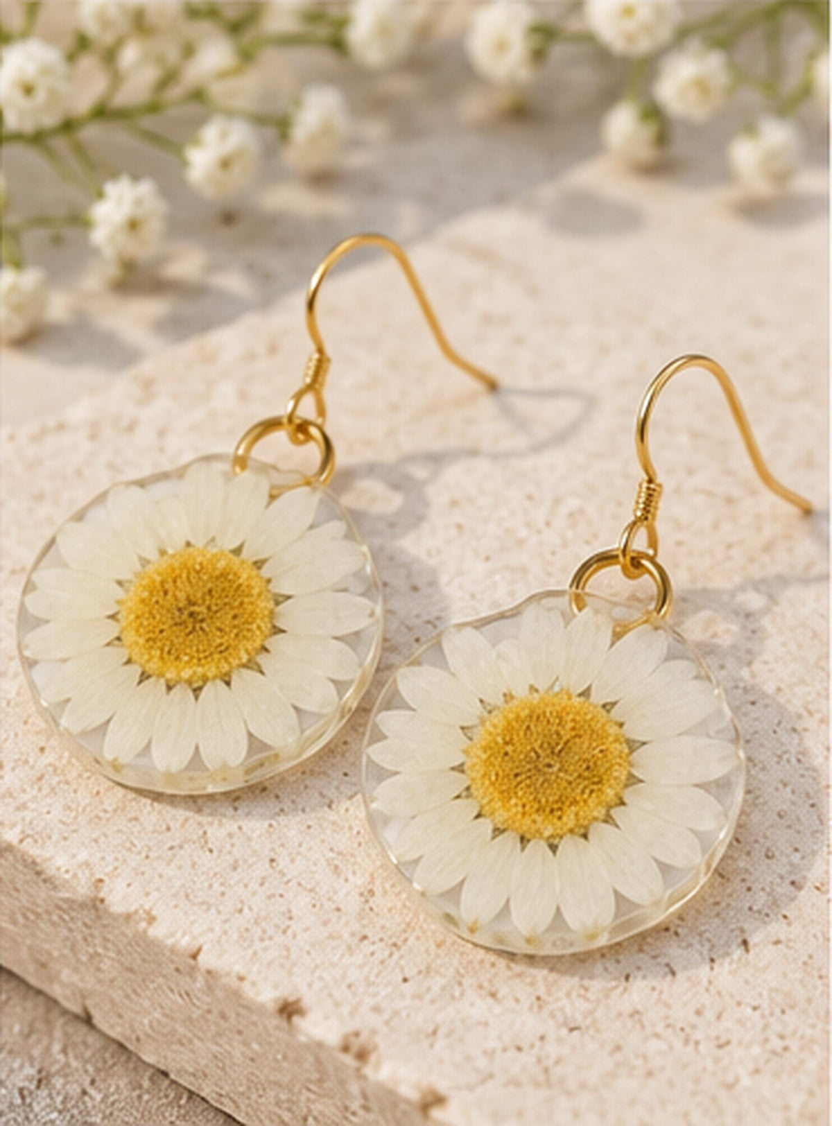 Handmade minimalist Earrings. Made with pressed Daisy flowers. Hypoallergenic Earrings. 14K gold Plated.