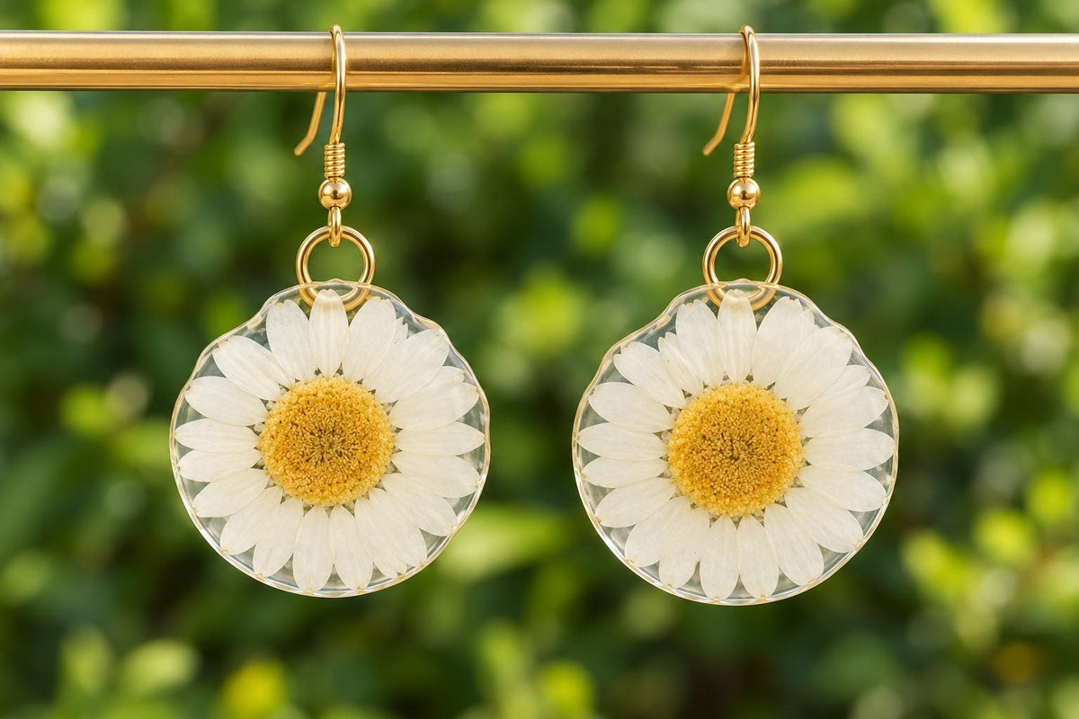 Handmade minimalist Earrings. Made with pressed Daisy flowers. Hypoallergenic Earrings. 14K gold Plated.