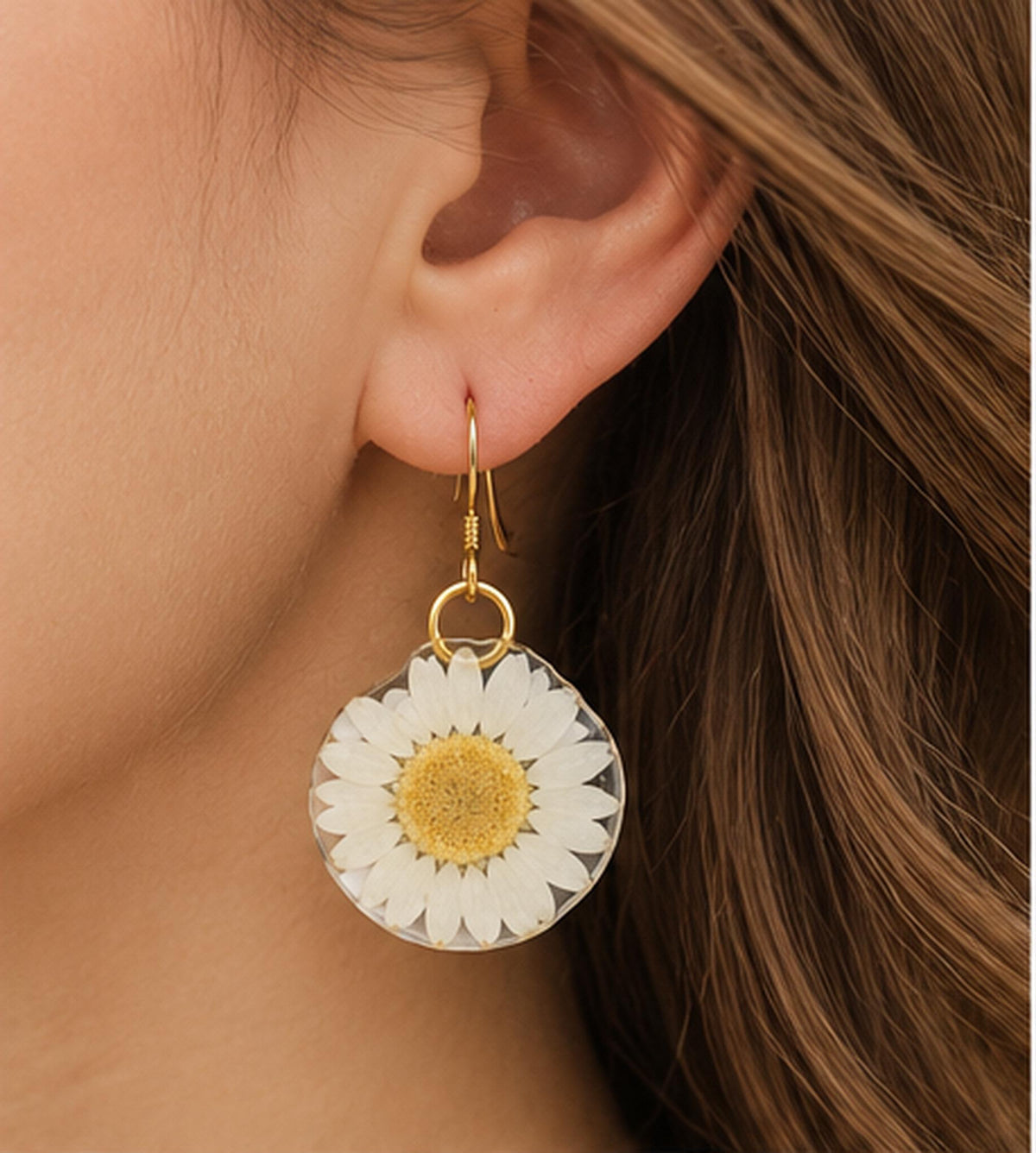 Handmade minimalist Earrings. Made with pressed Daisy flowers. Hypoallergenic Earrings. 14K gold Plated.