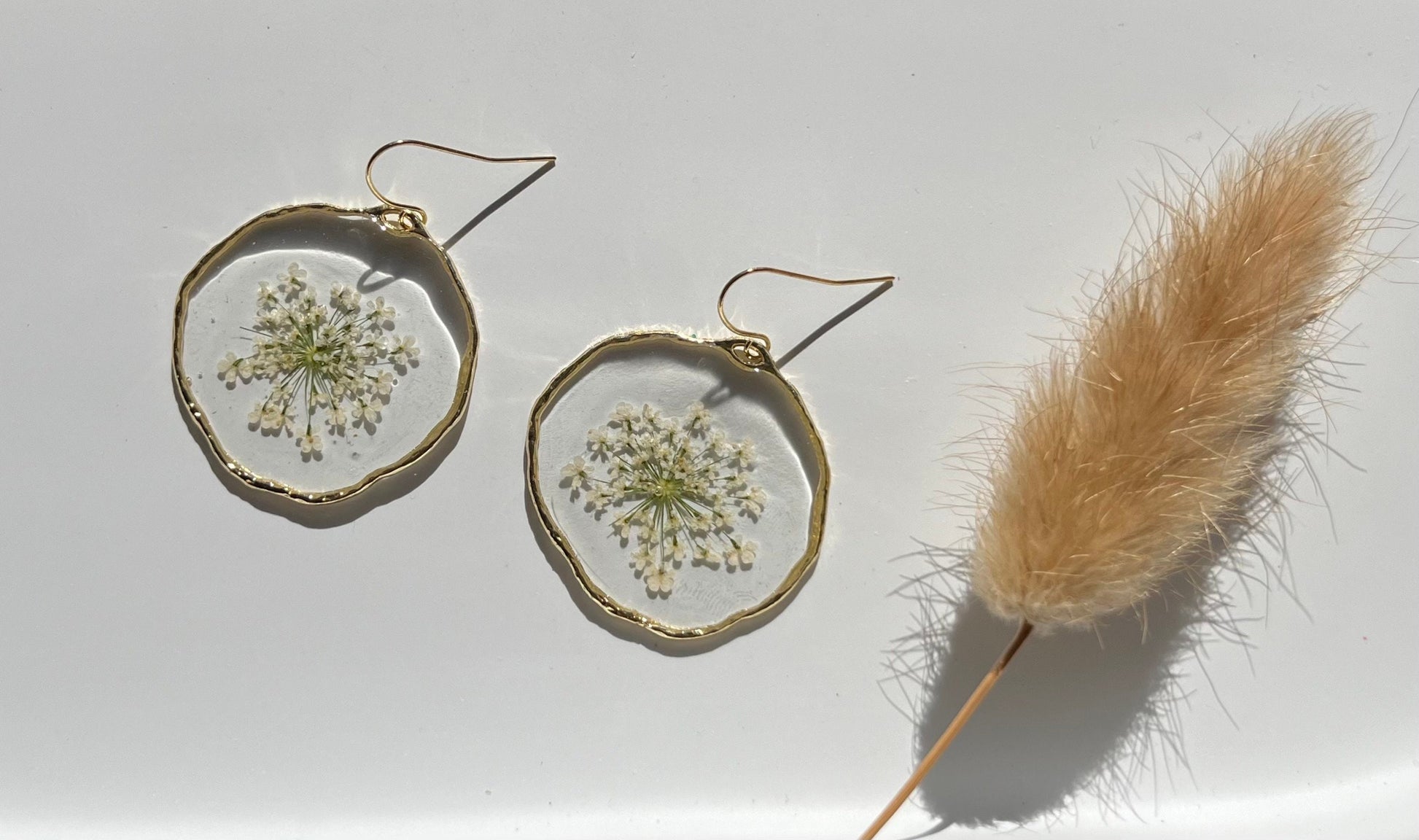 Handmade minimalist Earrings. Made with pressed Queen Anne’s Lace flowers. Hypoallergenic Earrings. 14K gold Plated.